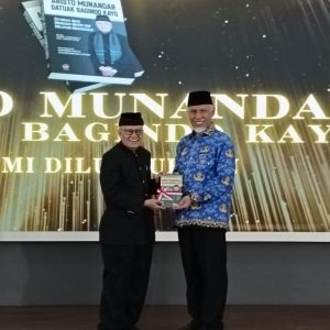 Menggugah Inspirasi: Gubernur Mahyeldi Apresiasi Setengah Abad Pengabdian Aristo Munandar Datuak Bagindo Kayo