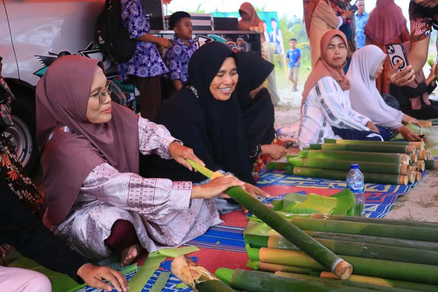 Prosesi Khas Malamang Tandai Festival Mauluik Gadang Padang Pariaman 2025, Ribuan Warga Tumpah Ruah