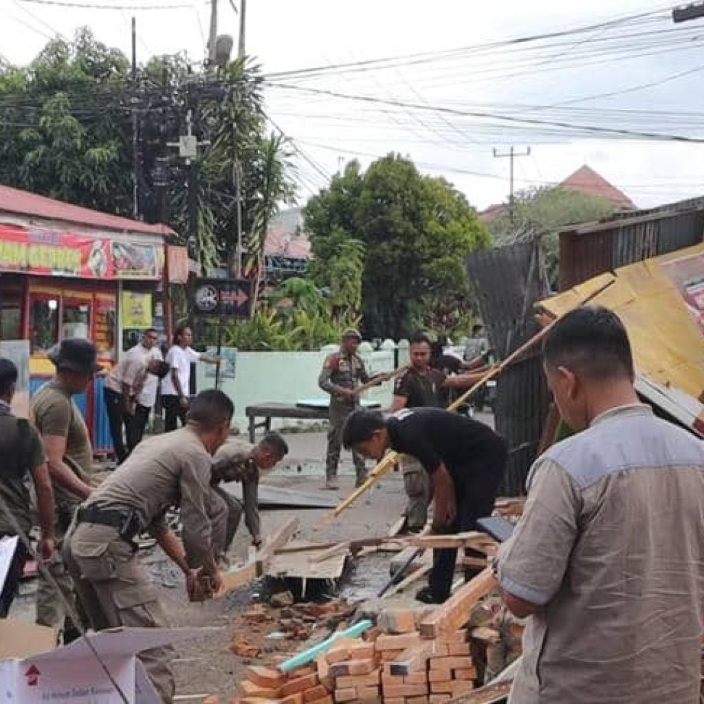 Satpol PP Padang Bongkar Paksa Bangunan Liar di Badan Jalan Ini Kronologi Lengkap dan Sanksi Hukumnya!
