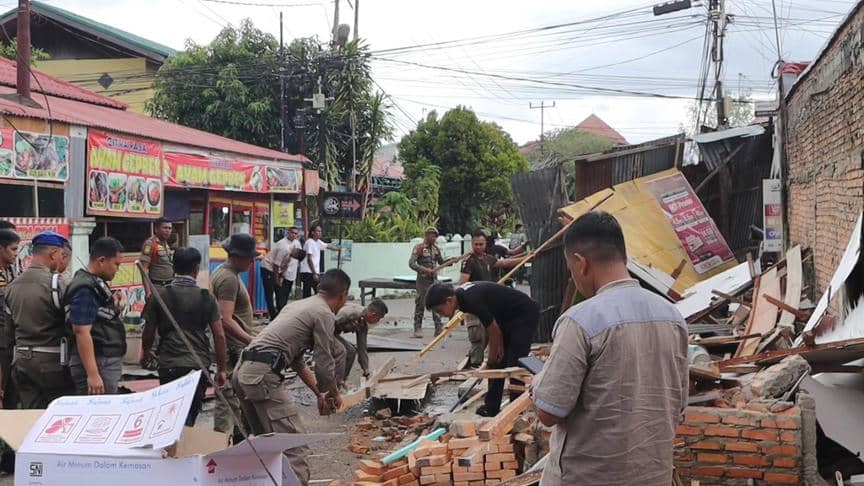 Satpol PP Padang Bongkar Paksa Bangunan Liar di Badan Jalan Ini Kronologi Lengkap dan Sanksi Hukumnya!