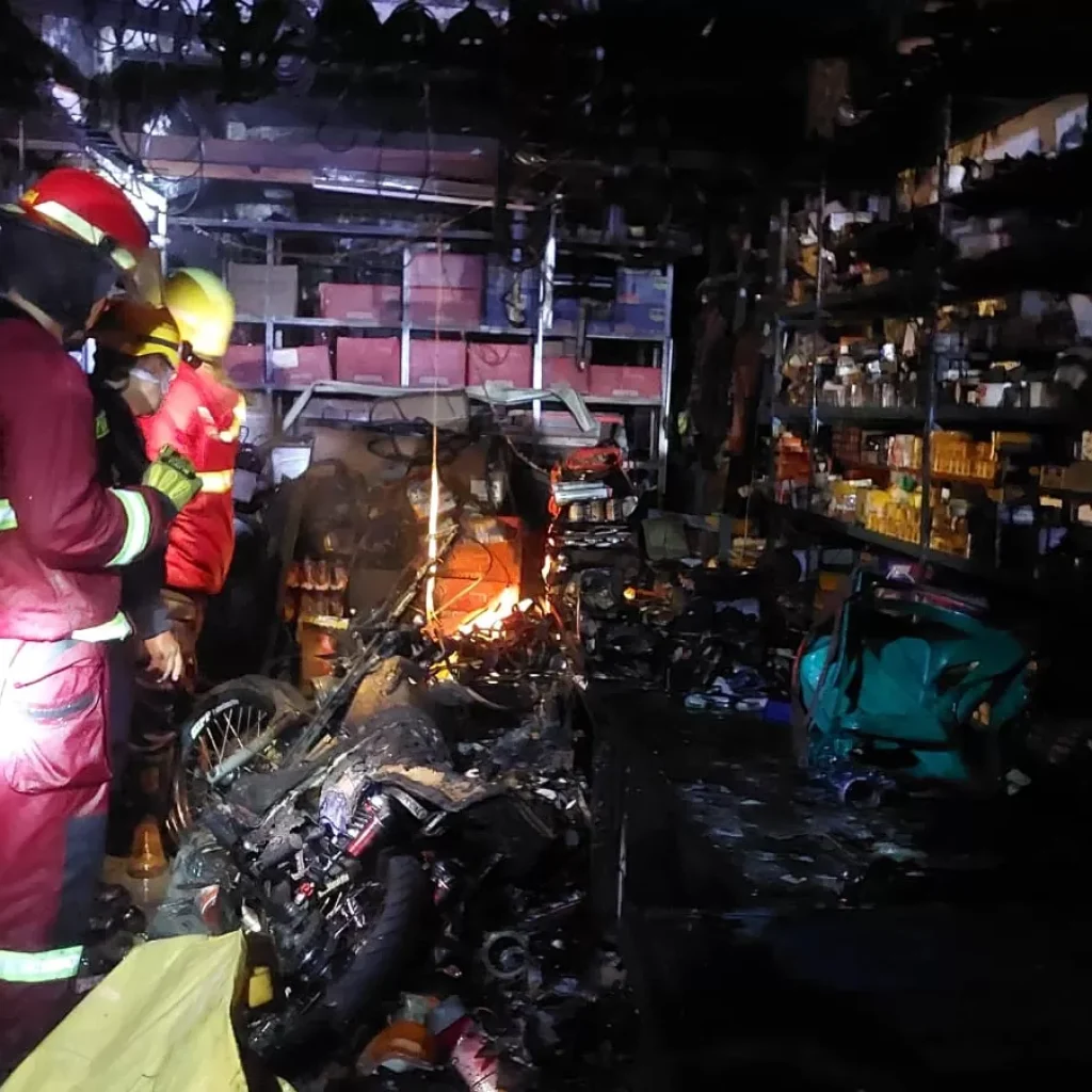 Tragedi Dini Hari di Padang: Kebakaran Ruko Oli Olo Tewaskan Anak Pemilik, Kerugian Rp1,5 Miliar