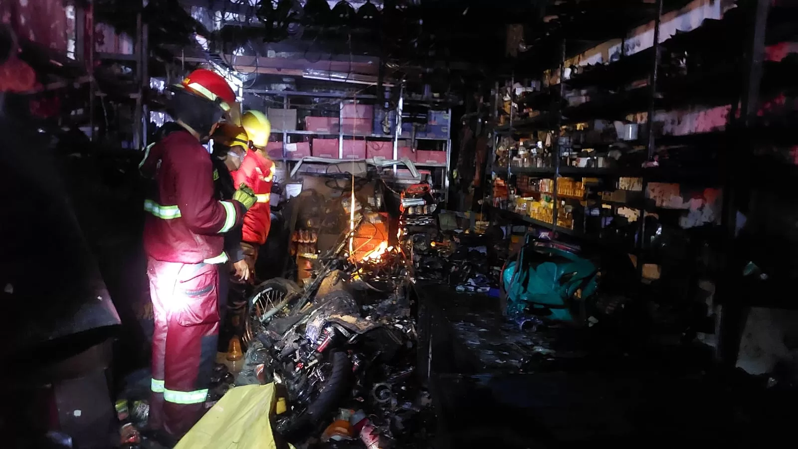 Tragedi Dini Hari di Padang Kebakaran Ruko Oli Olo Tewaskan Anak Pemilik, Kerugian Rp1,5 Miliar