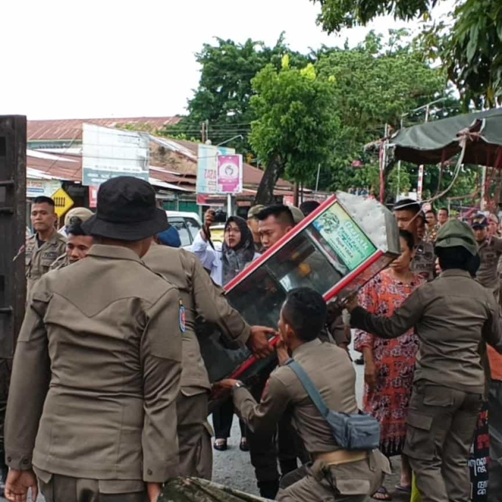 Trotoar Padang Bebas Hambatan! Puluhan Lapak Liar di Jalan Jhoni Anwar Disikat Satpol PP