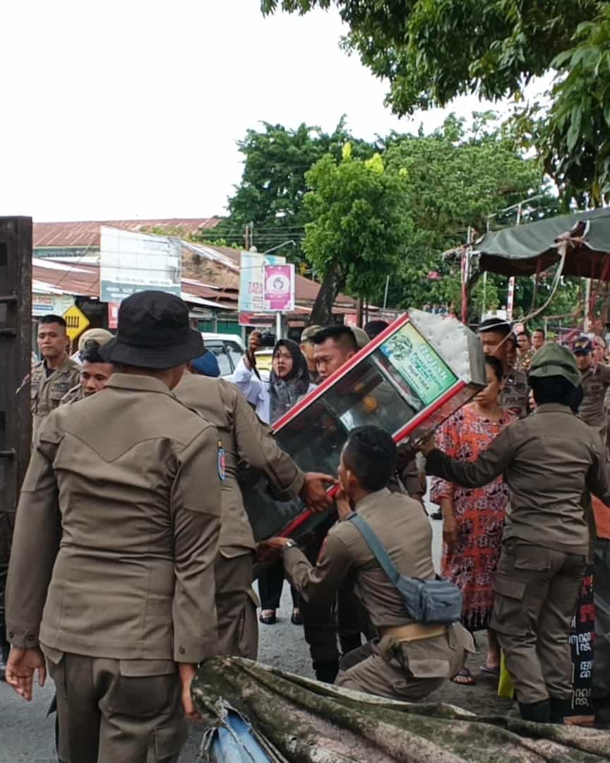 Trotoar Padang Bebas Hambatan! Puluhan Lapak Liar di Jalan Jhoni Anwar Disikat Satpol PP