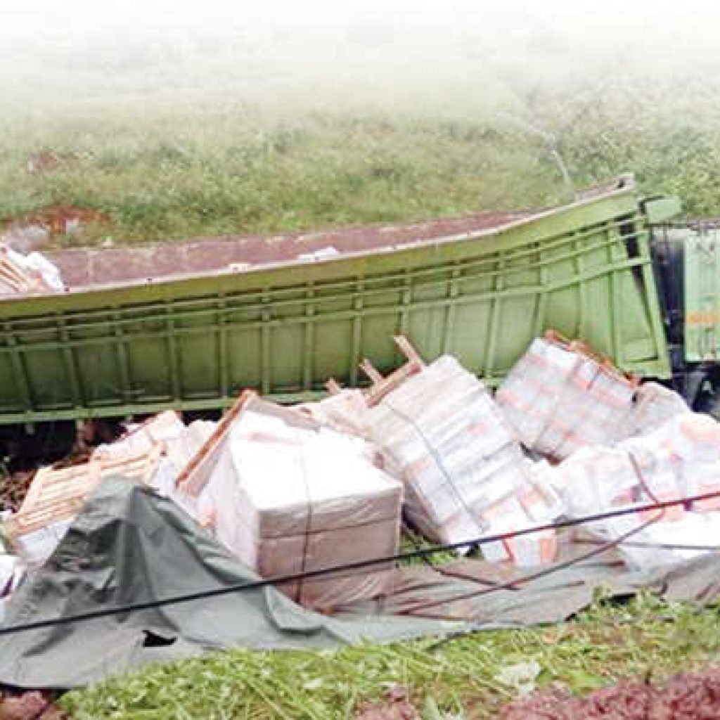 Truk Kertas HVS Terguling di Jurang Sumbar-Riau, Sopir Selamat!