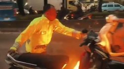 Aksi Heroik Aiptu Edi Priyanto, Satlantas Cepat Padamkan Motor Terbakar di Tengah Banjir Jakarta