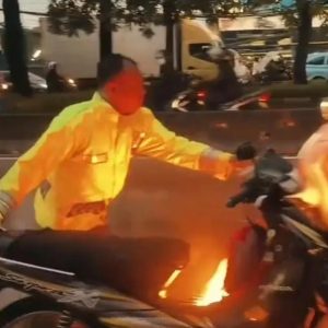Aksi Heroik Aiptu Edi Priyanto, Satlantas Cepat Padamkan Motor Terbakar di Tengah Banjir Jakarta