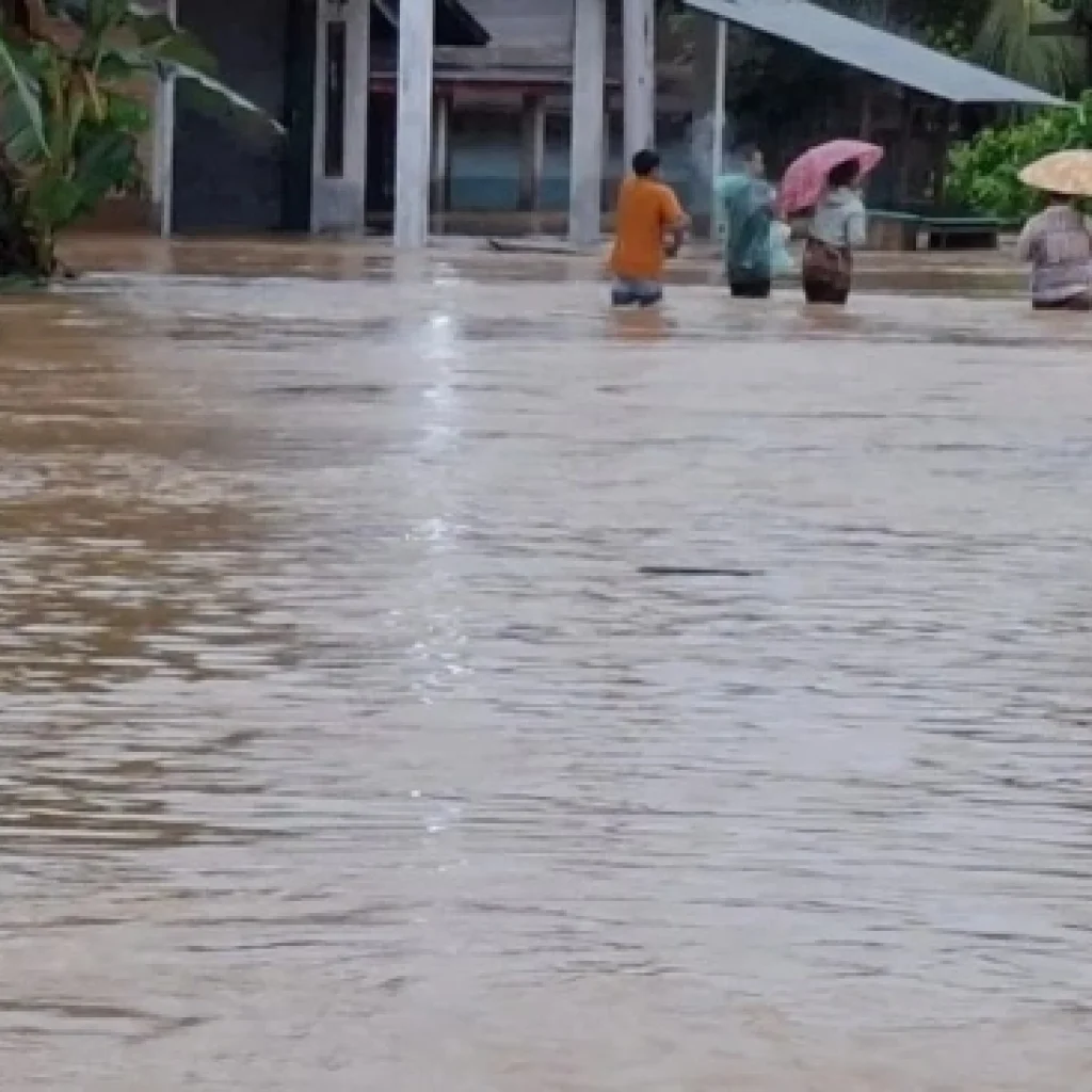 Banjir di Pasaman Barat Lumpuhkan Akses Jalan Nasional hingga Macet