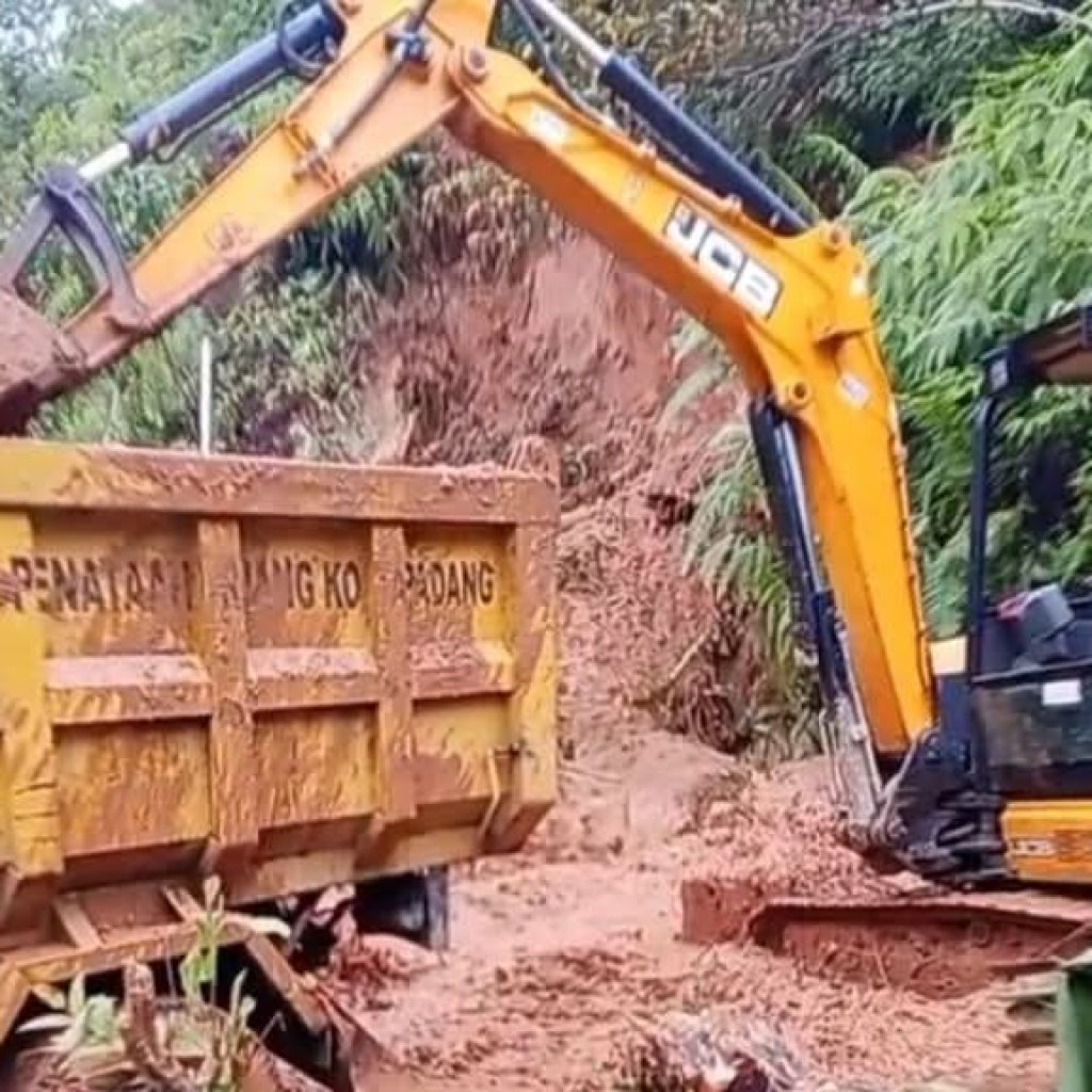 DPUPR Padang Kerahkan Dua Alat Berat DPUPR Padang Atasi Longsor dan Sampah Pantai
