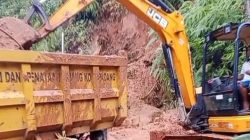 DPUPR Padang Kerahkan Dua Alat Berat DPUPR Padang Atasi Longsor dan Sampah Pantai