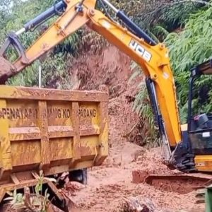 DPUPR Padang Kerahkan Dua Alat Berat DPUPR Padang Atasi Longsor dan Sampah Pantai
