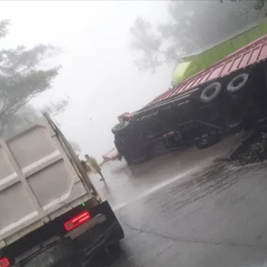Empat Kendaraan Terlibat Kecelakaan Beruntun di Sitinjau Lauik, Satu Mobil Terperosok ke Jurang