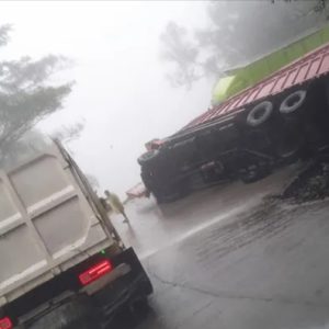 Empat Kendaraan Terlibat Kecelakaan Beruntun di Sitinjau Lauik, Satu Mobil Terperosok ke Jurang