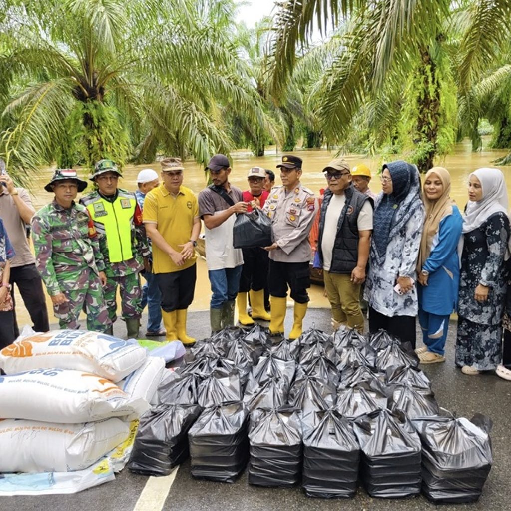 Eskalasi Respons Bencana: Distribusi Bantuan Pangan Pasbar Limpato Lewat Jalur Perahu