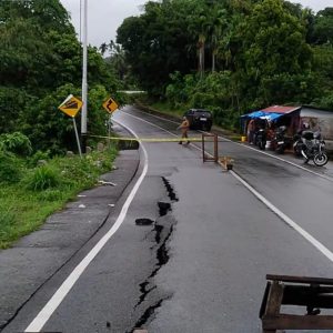 Jalan Retak diBukit Peti-Peti Semakin Parah Usai Hujan, Akses Teluk Bayur Tersendat