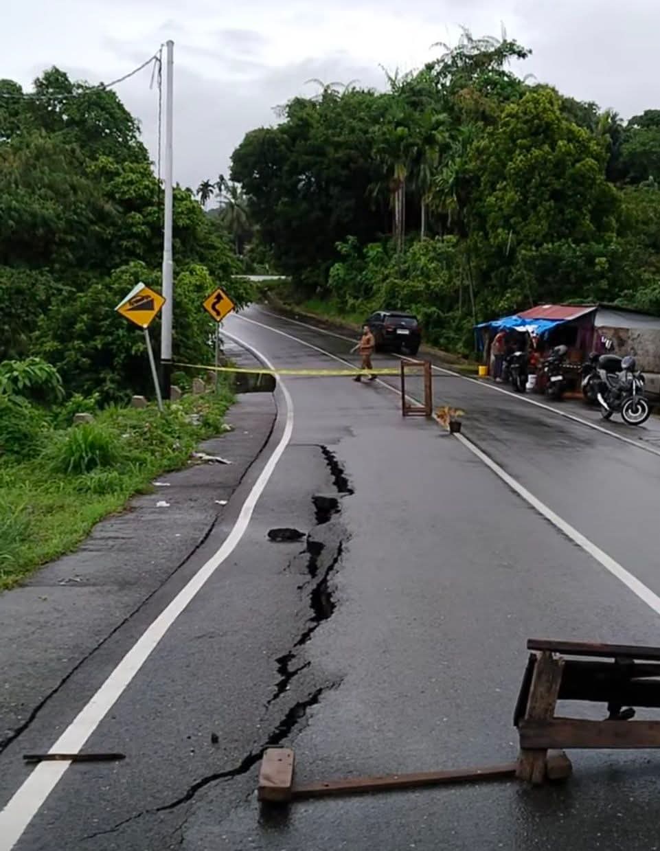 Jalan Retak diBukit Peti-Peti Semakin Parah Usai Hujan, Akses Teluk Bayur Tersendat