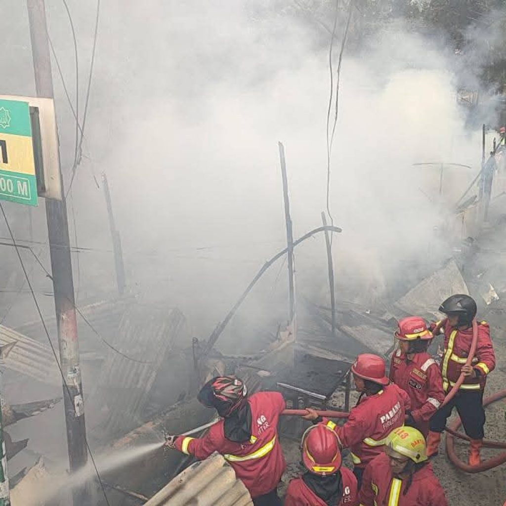 Kebakaran Padang Alai Parak Kopi di Tepi Banjir Kanal