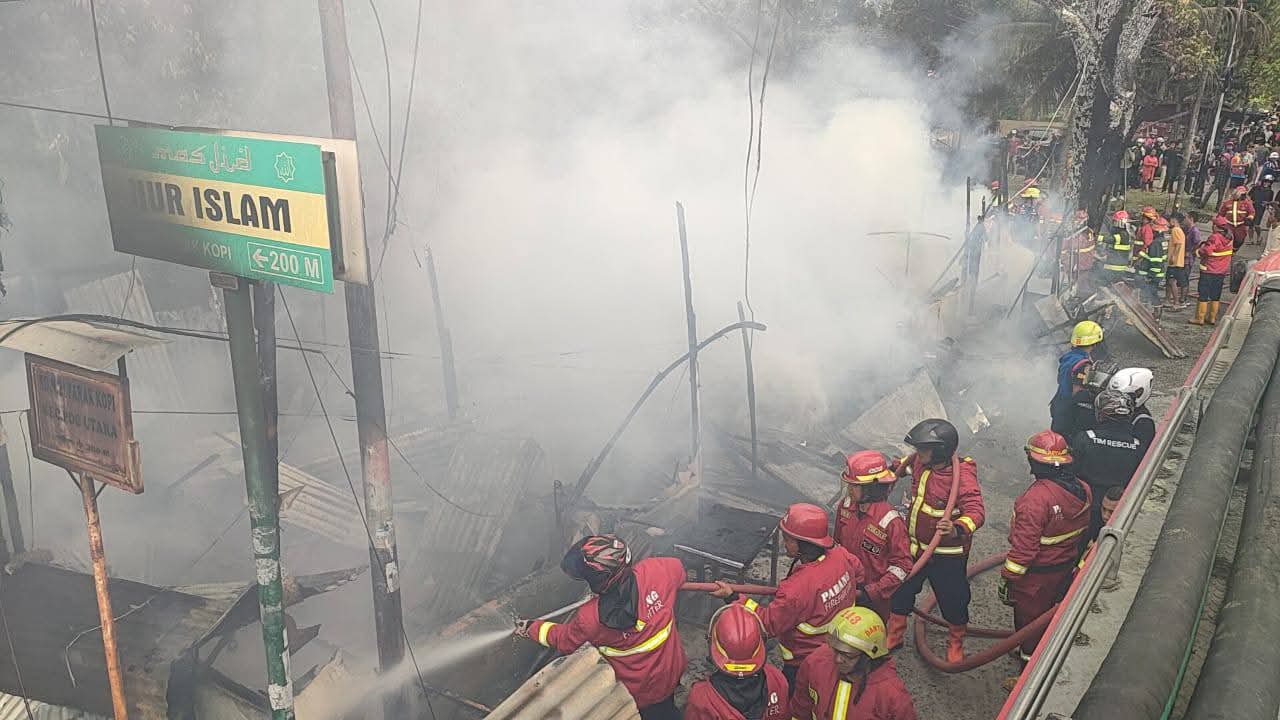 Kebakaran Padang Alai Parak Kopi di Tepi Banjir Kanal