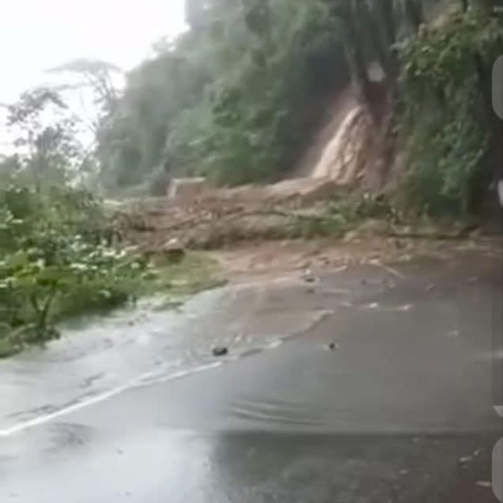 Longsor Jalan Lubuk Selasih Solok Bikin Akses Lumpuh Total dan Ratusan Kendaraan Terjebak