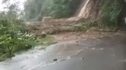 Longsor Jalan Lubuk Selasih Solok Bikin Akses Lumpuh Total dan Ratusan Kendaraan Terjebak