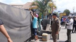 Operasi Gabungan: Satpol PP Amankan Belasan Lapak PKL Ilegal, Penertiban Fasilitas Umum Padang Berlanjut!