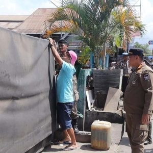 Operasi Gabungan: Satpol PP Amankan Belasan Lapak PKL Ilegal, Penertiban Fasilitas Umum Padang Berlanjut!