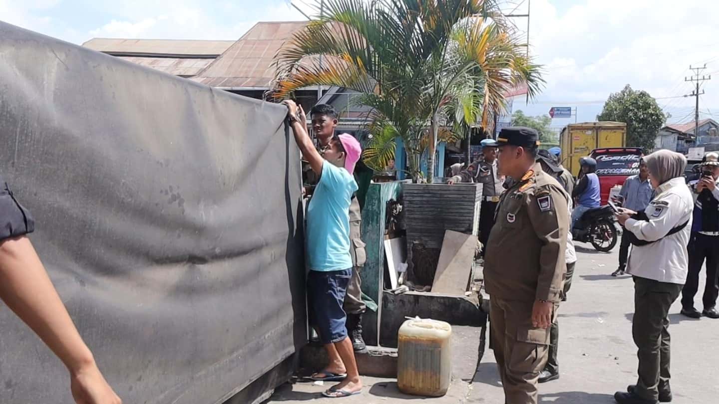 Operasi Gabungan Satpol PP Amankan Belasan Lapak PKL Ilegal, Penertiban Fasilitas Umum Padang Berlanjut!