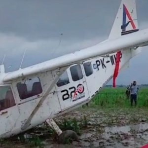 Pesawat Kecil Alami Insiden di Persawahan Karawang, Mesin Diduga Bermasalah