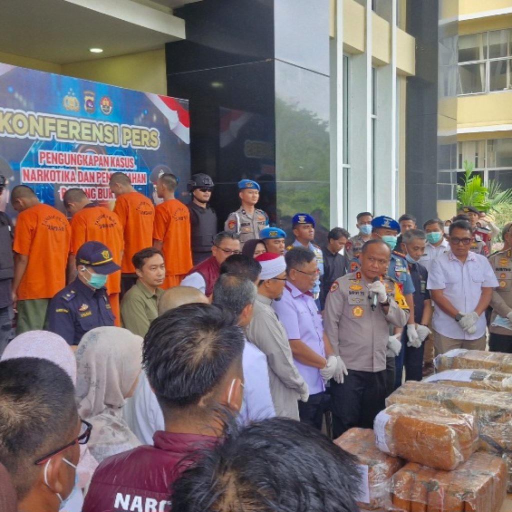Polda Sumbar Gempur Jaringan Narkoba, 172 Kg Ganja dan Sabu Disita: Jalur Transit Narkotika Sumbar Terbongkar!