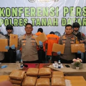 Polisi Gagalkan Penyelundupan 27 Paket Ganja Pakai Mobil Pick Up di Tanah Datar