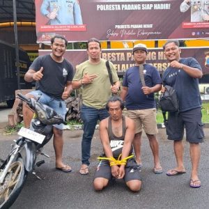 Pria Ancam Warga Pakai Parang di Padang Ditangkap Polisi dalam Kondisi Memalukan