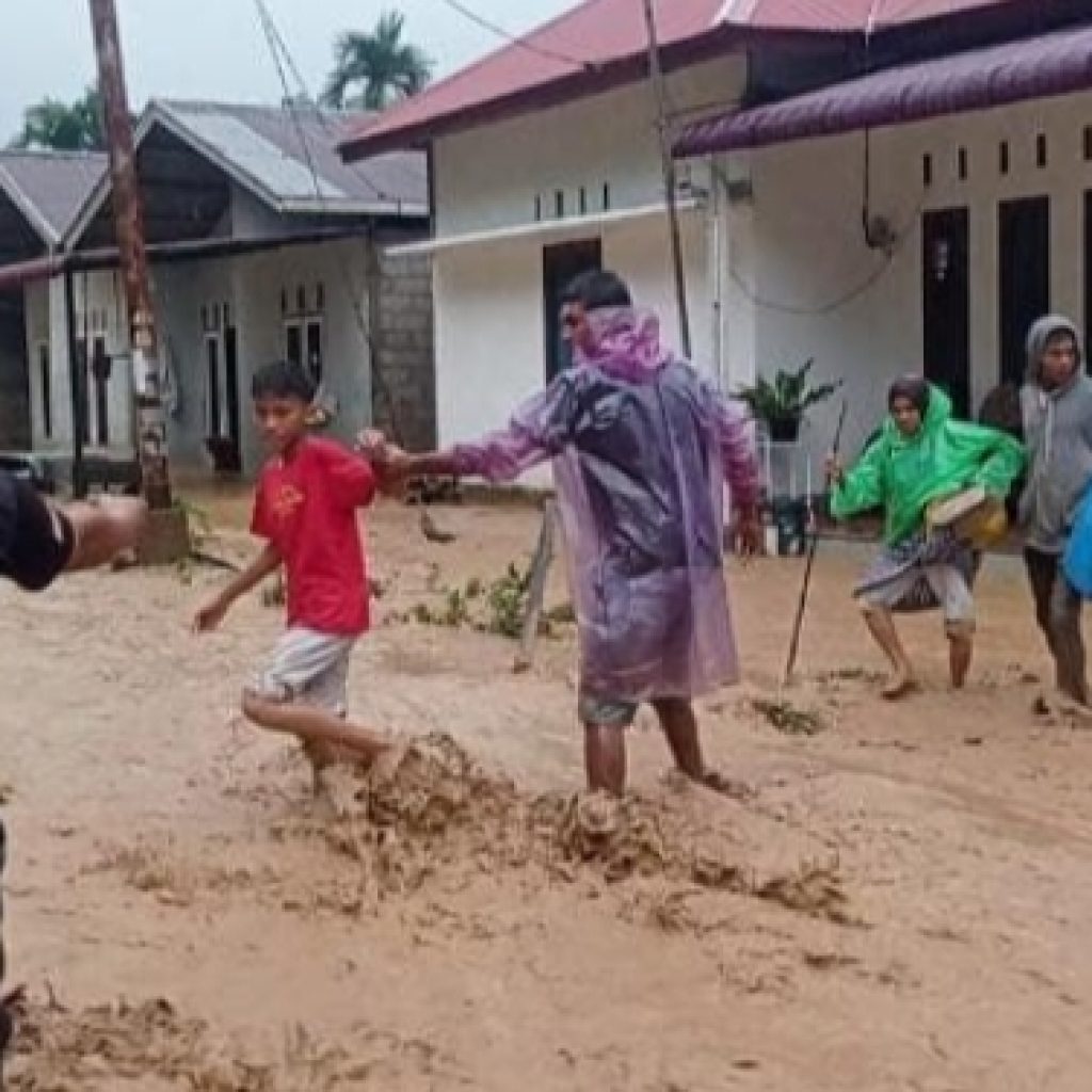 Puluhan Warga Batu Busuk Terjebak Banjir Saat Hujan Deras Melanda Padang