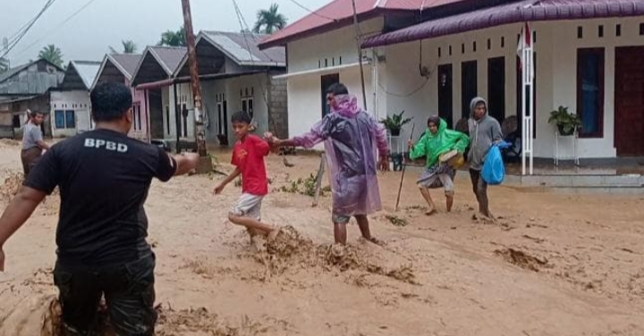 Puluhan Warga Batu Busuk Terjebak Banjir Saat Hujan Deras Melanda Padang