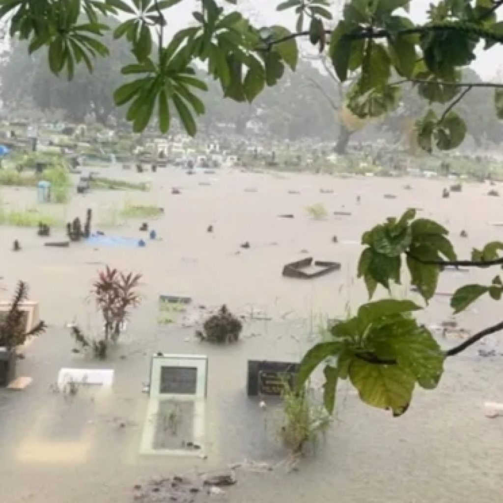 TPU Tunggulhitam Padang Terendam Banjir Besar Hingga Makam Nyaris Hilang