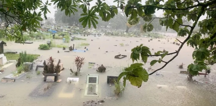 TPU Tunggulhitam Padang Terendam Banjir Besar Hingga Makam Nyaris Hilang