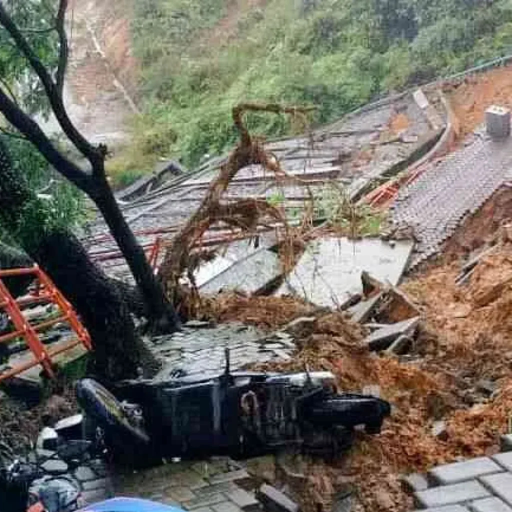 UIN IB Padang Diterjang Longsor, Gedung FEBI Miring dan Rusak Parah