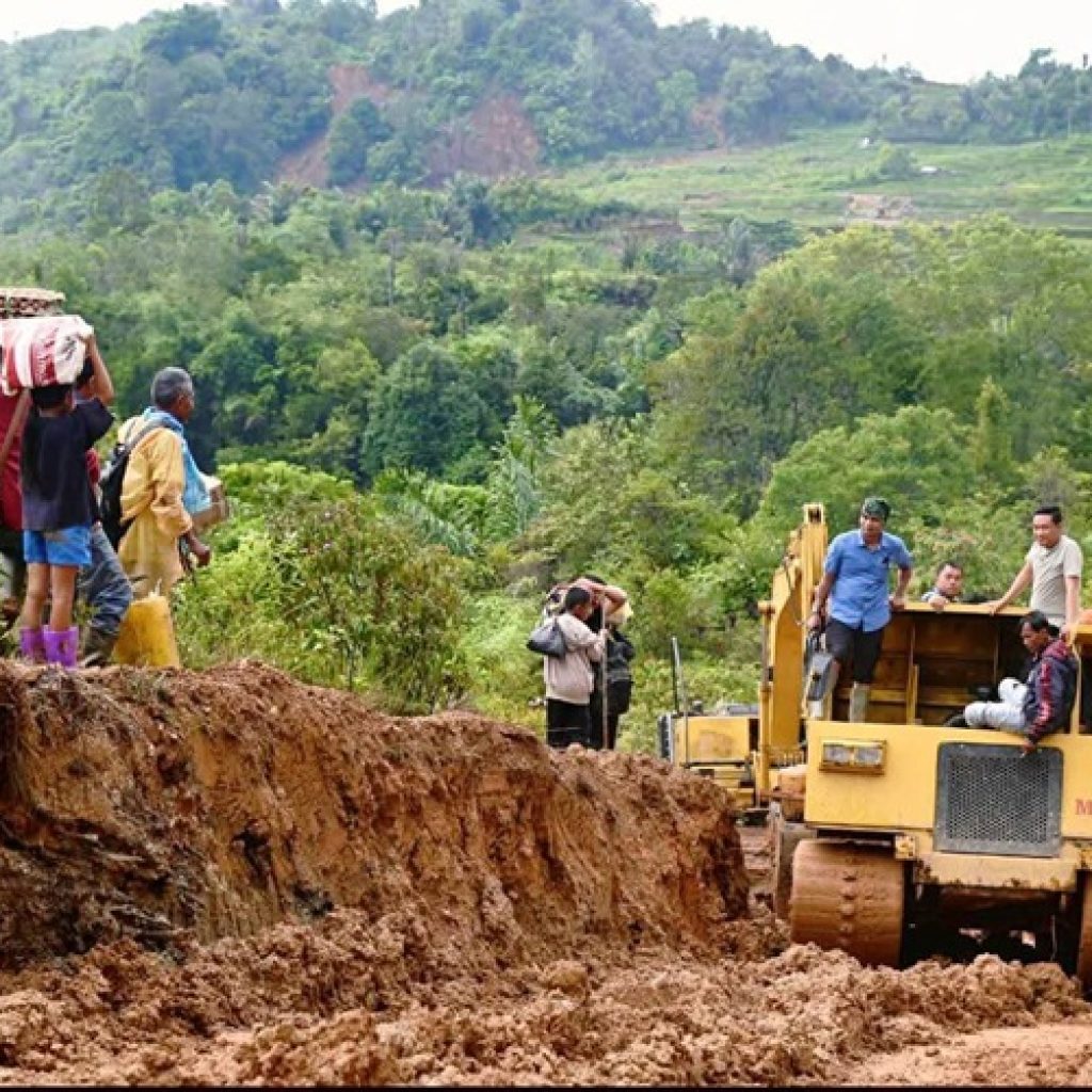 10 Alat Berat Gempur Reruntuhan, Akses Jalan Longsor Humbahas Hampir Tuntas