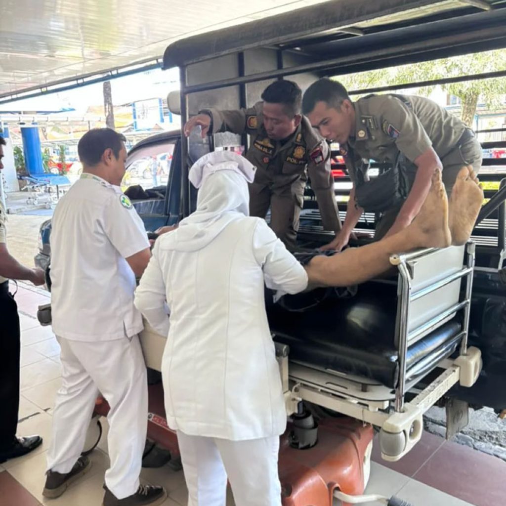 Aksi Cepat Satpol PP Padang Selamatkan Warga yang Diduga Tersengat Listrik di Kawasan Jati