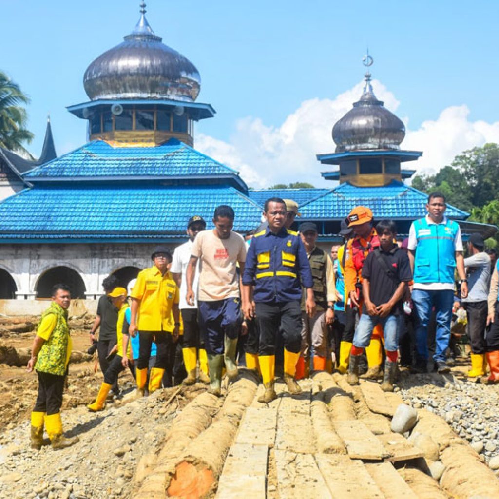 Bahlil Lahadalia Tinjau Cepat Korban Banjir Palembayan