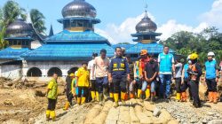 Bahlil Lahadalia Tinjau Cepat Korban Banjir Palembayan dan Jamin Pemulihan Listrik