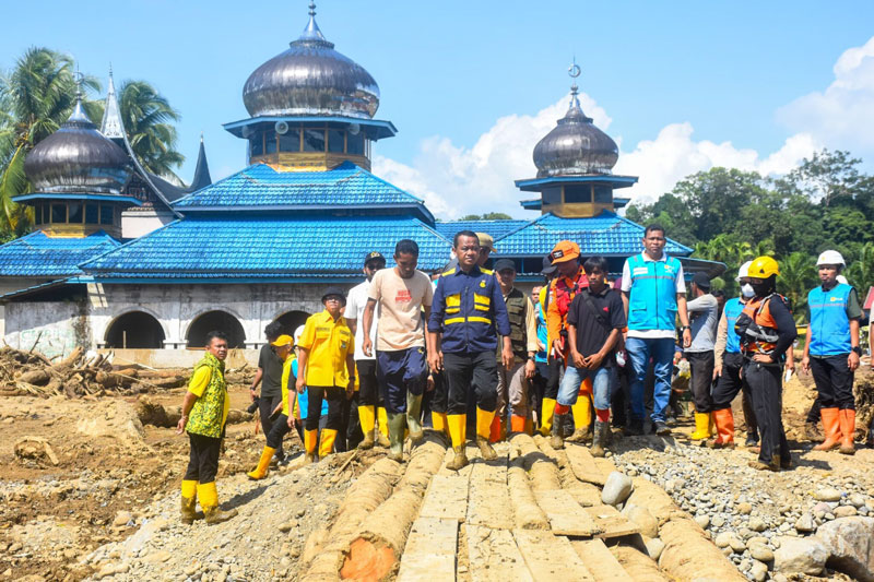 Bahlil Lahadalia Tinjau Cepat Korban Banjir Palembayan