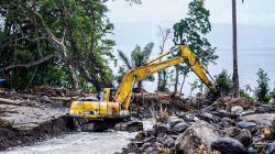 Bupati Eka Putra Turunkan Alat Berat Tambahan, Normalisasi Sungai Muaro Samuik Dipercepat