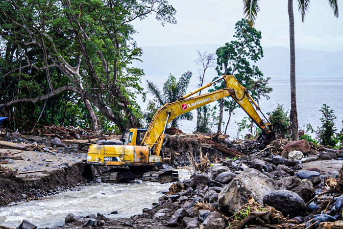 Bupati Eka Putra Turunkan Alat Berat Tambahan, Normalisasi Sungai Muaro Samuik Dipercepat