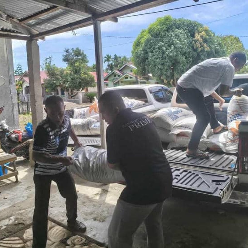 Bupati Yulianto Antar Langsung Bantuan Bencana Jorong Sikabau ke Lokasi Terdampak