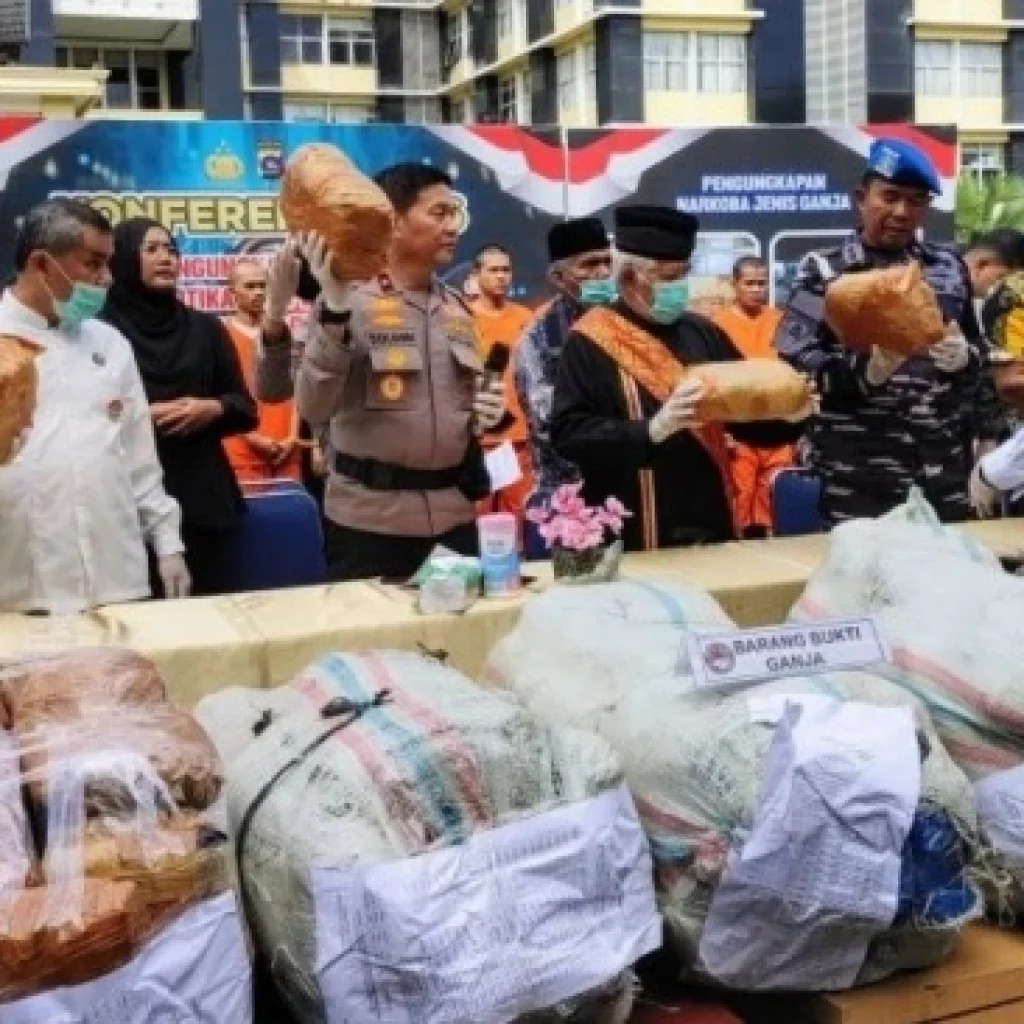 Di Tengah Bencana, Polda Sumbar Gagalkan Penyelundupan 120 Kg Ganja