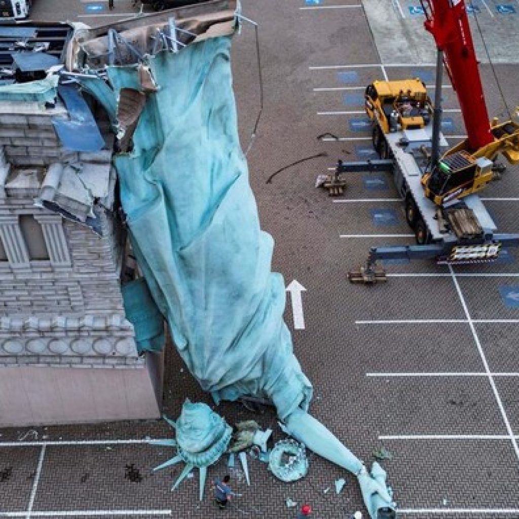 Diterjang Badai, Patung Liberty Raksasa di Brasil Ambruk