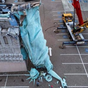 Diterjang Badai, Patung Liberty Raksasa di Brasil Ambruk