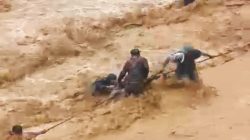 Dua Warga Hanyut Terseret Banjir Bandang Batu Busuk Padang Berhasil Diselamatkan