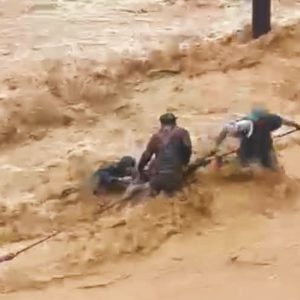 Dua Warga Hanyut Terseret Banjir Bandang Batu Busuk Padang Berhasil Diselamatkan