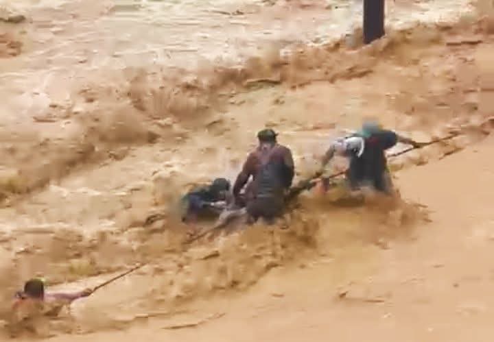 Dua Warga Hanyut Terseret Banjir Bandang Batu Busuk Padang Berhasil Diselamatkan